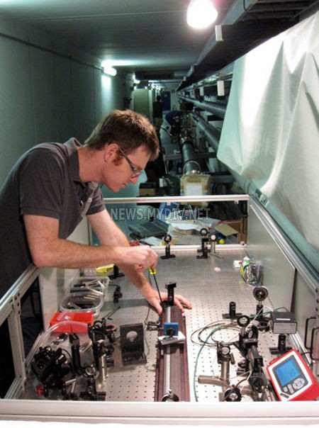 Сэм Вальдман, физик из Массачусетского технологического института, работает над первым гологрометром